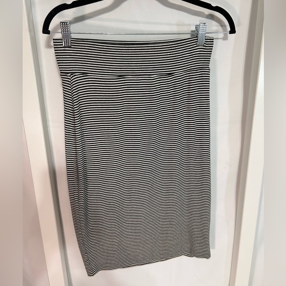 Athleta Dresses & Skirts - Athleta Striped Black and White Skirt workout athletic casual woman size small